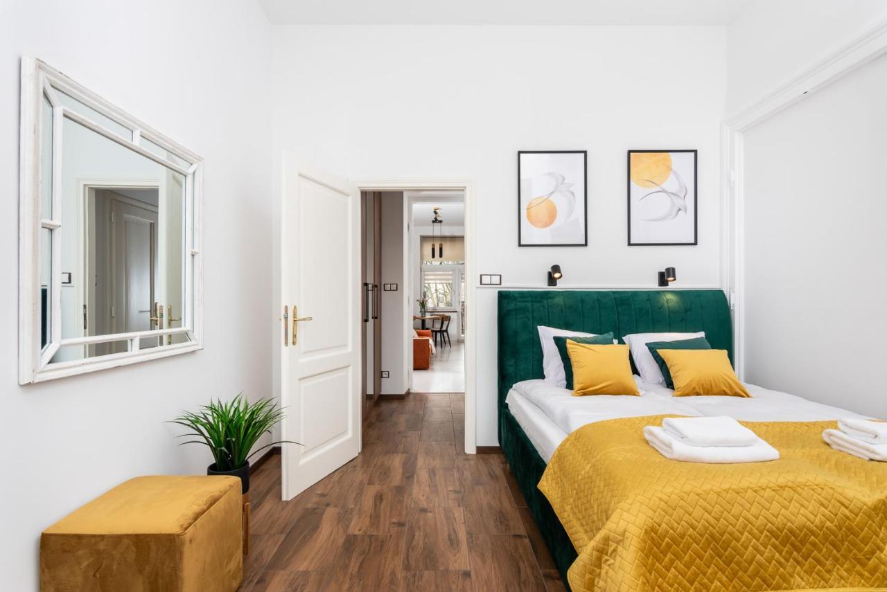 Premium Splendid Old Town Suites - By Upstairs クラクフ エクステリア 写真